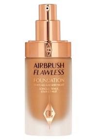 Airbrush Flawless Foundation in einer mattierten Glasflasche. Goldene Pumpe und Kappe mit Logo. Brauntönige Flüssigkeit im Inneren, glatte Textur, 30 ml Fassungsvermögen.