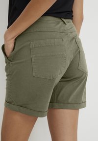 Culture Shorts - dark green