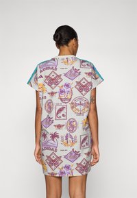 adidas Sportswear FARM DRESS - Robe en jersey - ash silver/corn gold/violet fusion