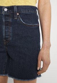 Levi's® 501® MID THIGH - Calções de ganga - salsa center