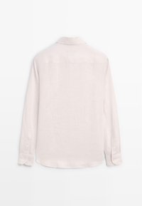 Lichtroze langarmshirt van linnen. Heeft een klassieke kraag en knopenmanchetten. Soepele textuur met een lichte glans.