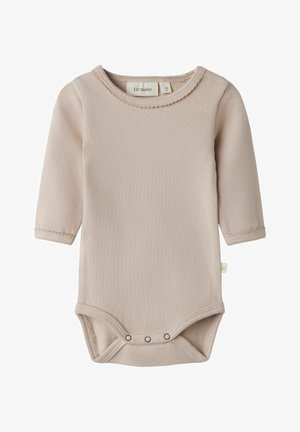 Bodysuit à manches longues rose clair en matériau doux, avec un col rond, des bordures à festons et des boutons-pression au bas.