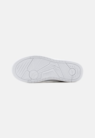 Λευκή σόλα αθλητικού παπουτσιού με υφή αντιολισθητικού σχεδίου και κυκλικά μοτίβα, με λογότυπο "Polo" στο κέντρο του πάτου.