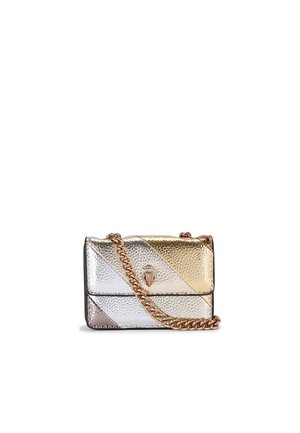 Borsa in pelle metallica con motivo a zigzag in argento e oro, dotata di una tracolla in catena intrecciata dorata e di un dettaglio in metallo per la chiusura.