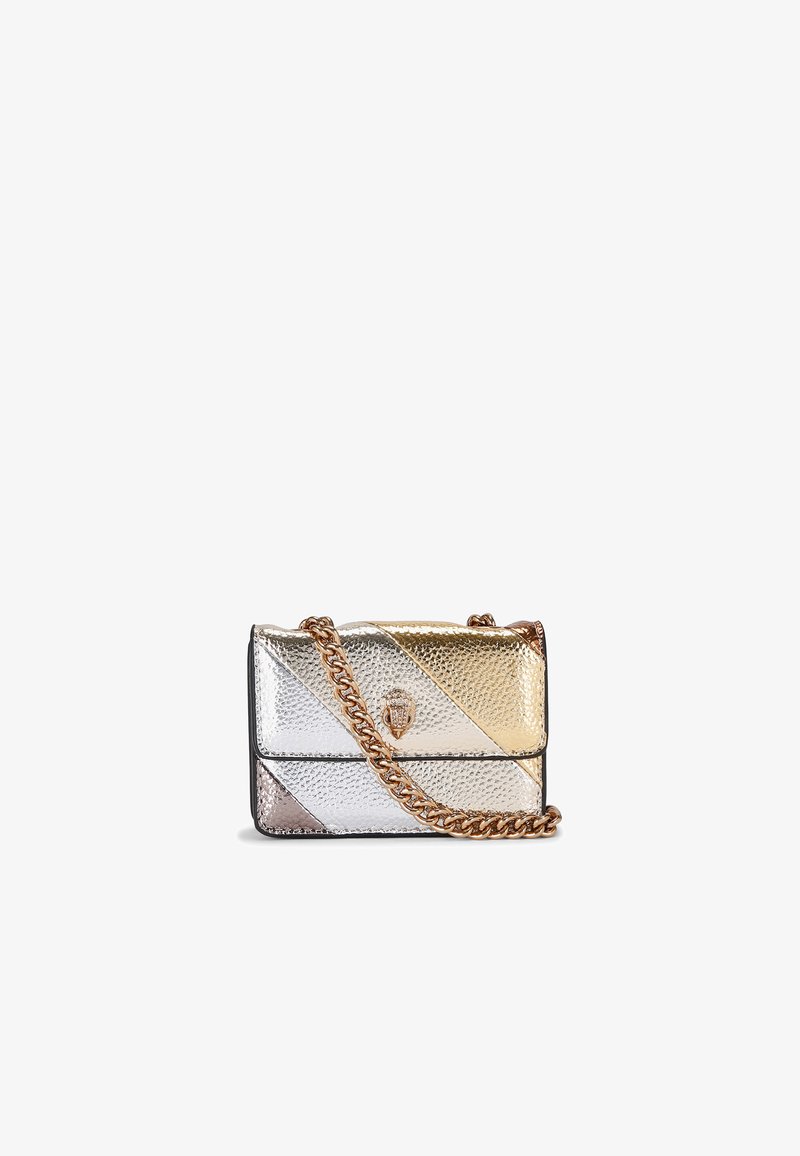 Metalen leren handtas met een chevronpatroon in zilver en goud, voorzien van een gevlochten gouden kettingriem en een sluiting met hardwaredetail.