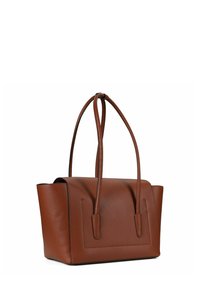 Bruine leren shopper met afgeronde hoeken, twee lange handvatten en een gestructureerd oppervlak. Heeft een rechthoekig ontwerp aan de voorkant met subtiele stiksels.