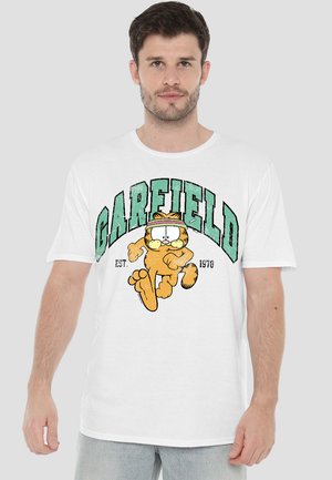 Weißes Baumwoll-T-Shirt mit einer Grafik von Garfield in einem Stirnband, mit dem Text "GARFIELD" in mintgrün darüber und dem Gründungsjahr in schwarz.