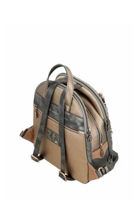 Mochila compacta de cuero marrón y negro a dos tonos, con dos compartimentos con cierre de doble cremallera y correas de hombro ajustables.