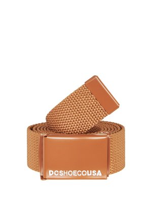 Tan geweven stoffen riem met een bijpassende tan metalen gesp, gegraveerd met de tekst "DCSHOECOUSA" in het wit.