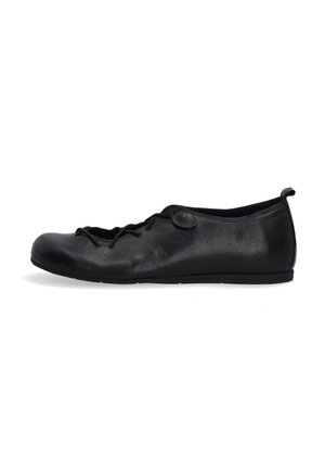 Zwarte leren balletschoen met een ronde neus, elastische details bovenop en een kleine griptab bij de hiel voor eenvoudig aan- en uittrekken.