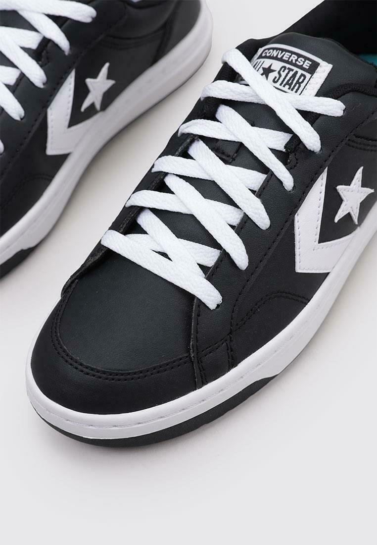 Baskets en cuir noir avec des lacets blancs et un logo étoile. Présentent une texture lisse, un bout rond et une semelle blanche contrastante.