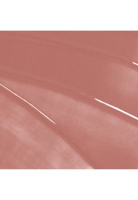 Tourbillons lisses et brillants de vernis à ongles rose atténué avec de subtils éclats scintillants et des reflets lumineux.
