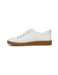 Sneaker bianco in pelle con profilo basso, suola in gomma beige, sei occhielli metallici e un linguetto sul tallone per facilitarne l'indossamento.