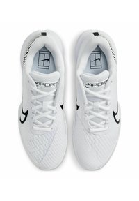 Scarpe sportive bianche con una parte superiore in mesh testurizzato, dettagli neri e un logo distintivo. Presentano lacci e un design con punta arrotondata.