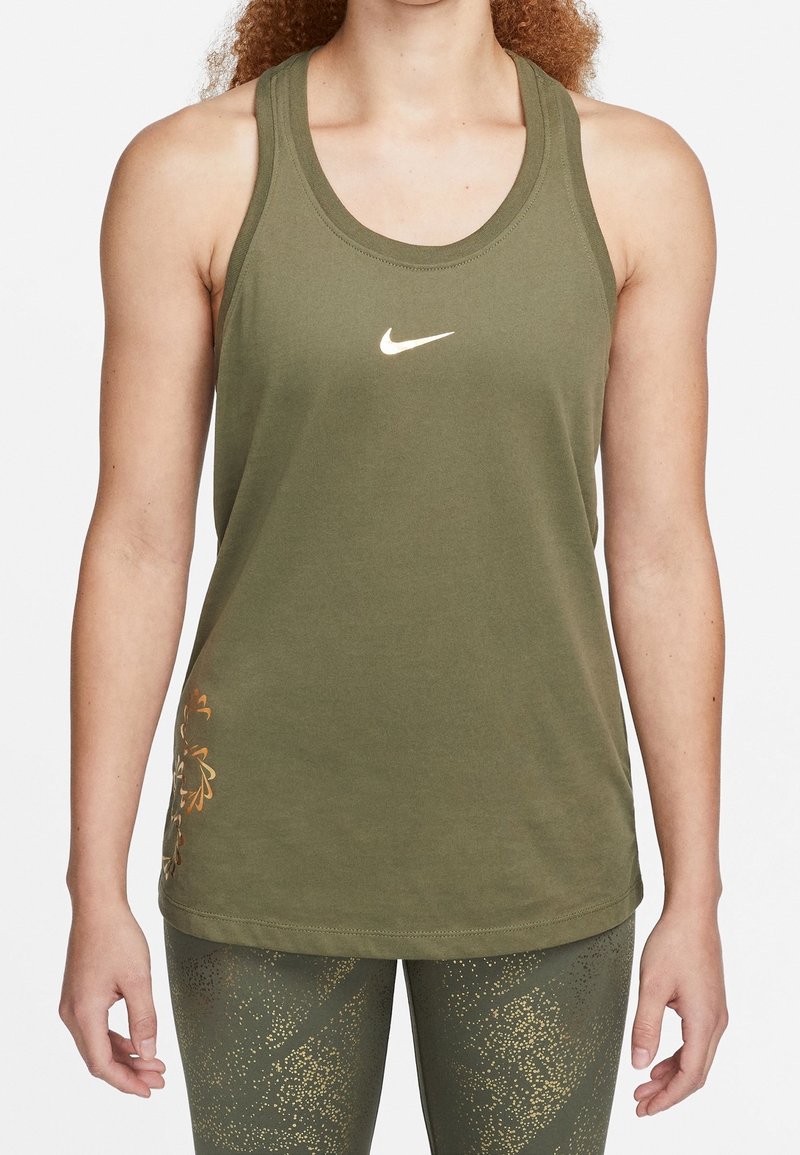 Oliwkowy top na ramiączkach z miękkiej tkaniny, z subtelnym logo Nike oraz złotym, kwiatowym wzorem w dolnym lewym rogu.