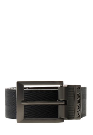 Ceinture noire avec un motif en chevrons texturé, dotée d'une boucle carrée en métal foncé mat et de détails de logo.