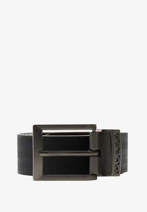 Juodas diržas su tekstūruota žuvies kaulo raštu, su matinės tamsios metalinės kvadratinės sagties ir logotipo detalėmis.