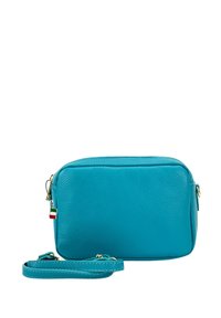 Turquoise leren crossbody tas met een rechthoekige vorm, gouden hardware en een verstelbare schouderband. Inclusief een decoratieve Italiaanse vlagaccent.