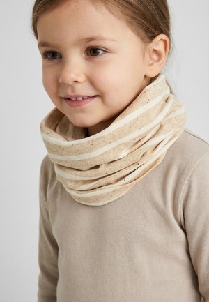 Junges Kind, das ein beigefarbenes Langarmshirt und einen beige gestreiften Halswärmer trägt, leicht lächelt und nach rechts blickt.