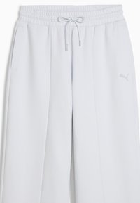 Pantaloni sportivi blu chiaro con vita elasticizzata, chiusura con cordino, due tasche laterali e un piccolo logo ricamato sulla coscia.