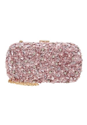 Clutch rosa com contas decorativas de pérolas e pedras preciosas. Forma retangular, alça de corrente dourada e fecho metálico. Superfície texturizada.