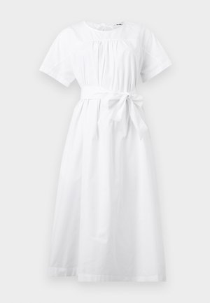 Weißes Midi-Kleid mit kurzen Ärmeln, geraffter Taille, rundem Ausschnitt und Schleife zum Binden an der Taille, vor einem einfarbigen Hintergrund präsentiert.