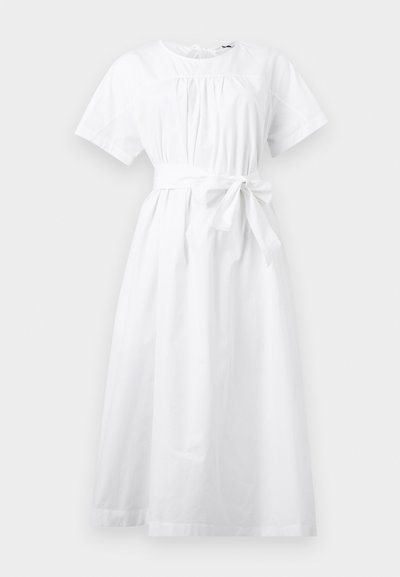 Λευκό μίντι φόρεμα με κοντά μανίκια, με σφηκοφωλιά στη μέση, στρογγυλή λαιμόκοψη και φιόγκο που δένει στη μέση, παρουσιάζεται πάνω σε απλό φόντο.