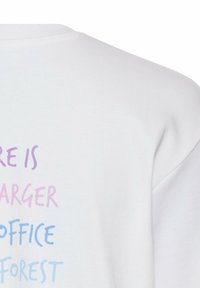 Weißes Baumwoll-T-Shirt mit kurzen Ärmeln, das mehrfarbigen Text in Lila und Blau zeigt. Der Text lautet: "Es gibt einen größeren Büro-Wald".
