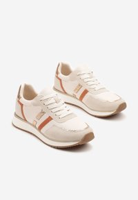 Baskets blanches avec des accents texturés, présentant des rayures beige et rose gold, des lacets et une semelle de couleur claire. Matériaux en cuir lisse et en daim.