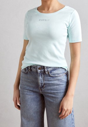 Lichtblauwe katoenen t-shirt met een ronde halslijn en korte mouwen, met daarop 'ESPRIT' in subtiele metalen draad geborduurd over de borst.