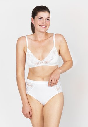 Weiße Spitzen-Bralette mit weichen Cups und verstellbaren Trägern, kombiniert mit hochgeschnittenen weißen Panties mit Spitzen-Seiteneinsätzen. Glatte Textur.