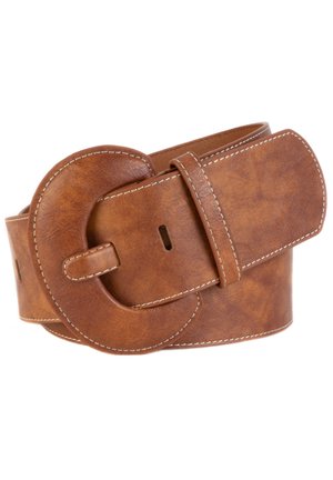 Ceinture en cuir marron avec une grande boucle arrondie et des coutures blanches le long des bords, enroulée sur un fond blanc.