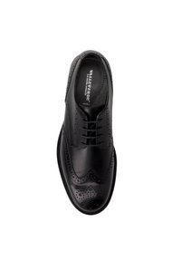 Scarpa da uomo in pelle nera con design a punta d'ala, dettagli perforati e finitura liscia. Presenta una chiusura con lacci e una soletta imbottita.