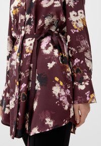 s.Oliver BLACK LABEL LONG À IMPRIMÉ ALL OVER - Overhemdblouse - bordeaux