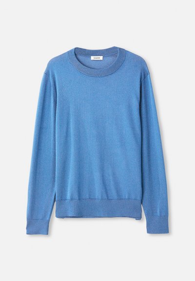 Sinine ümmarguse kaelusega sviiter, mis on valmistatud pehmest, tekstureeritud kangast. Omab pikki varrukaid ja soonikserva, esitatud valgel taustal.