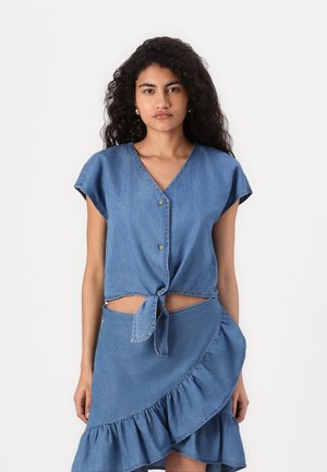 ONLBEA SIESTA KNOT SHIRT - Overhemdblouse - medium blue denim