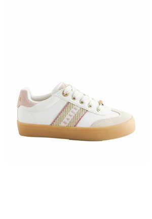 Zapatilla blanca con acentos rosas y franjas doradas. Cuenta con cordones redondos, una textura suave y una suela de goma duradera. Diseño casual.