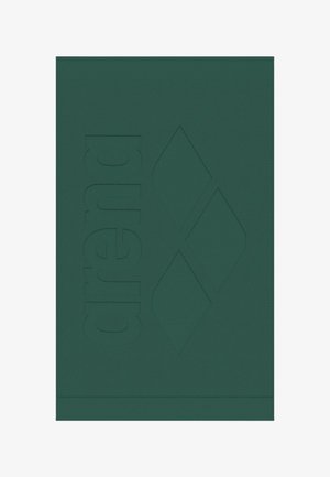Asciugamano rettangolare verde con logo "arena" testurizzato e tre forme a diamante impresse sulla superficie.