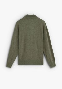 Suéter de manga larga verde oliva con cuello cisne acanalado, puños y dobladillo, mostrado desde la parte de atrás sobre un fondo blanco.