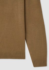 Brązowy sweter dzianinowy z prążkowanymi krawędziami, charakteryzujący się miękką teksturą i luźnym krojem. Szczegółowy wzór ukazuje równomierne szycie w całym swetrze.