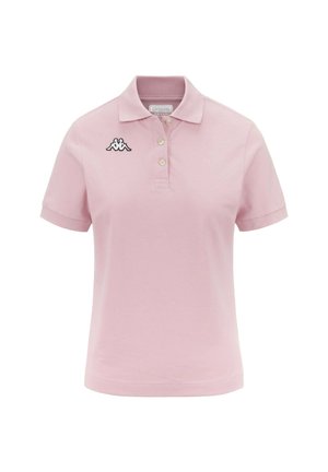 Polo shirt rosa chiaro con colletto, tre bottoni, maniche corte e logo nero sulla parte sinistra del petto.