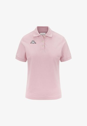 Polo shirt rose clair avec un col, trois boutons, des manches courtes et un logo noir sur la poitrine gauche.