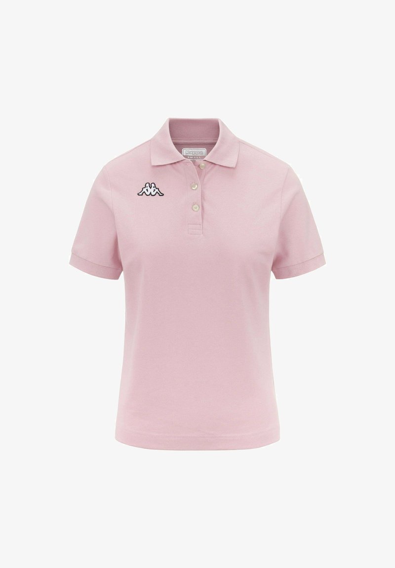 Polo shirt rose clair avec un col, trois boutons, des manches courtes et un logo noir sur la poitrine gauche.