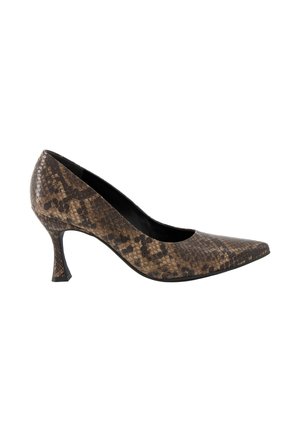 Escarpin à talon haut pointu avec motif peau de serpent marron, talon fin et courbé, empeigne basse, présenté de côté sur fond blanc.