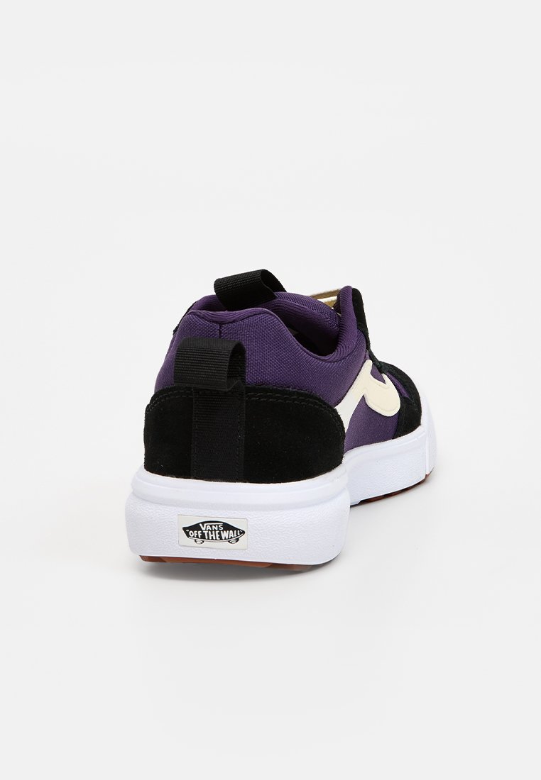 Lila und schwarze Vans Sneaker mit einer weißen Sohle, die über ein strukturiertes Design, kontrastierende Akzente und einen Zugtab am Absatz verfügen.