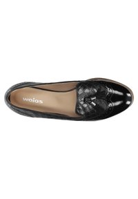 Zwarte leren loafers met een krokodillenpatroon, glanzende neus en decoratieve kwastaccenten. De binnenkant is voorzien van een lichtbeige voering.