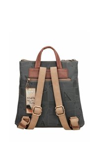 Grauer Stoffrucksack mit geometrischem Muster, braunem oberen Griff und beigen verstellbaren Trägern. Mit seitlichem Reißverschluss und einem Etikett mit Markenlogo.