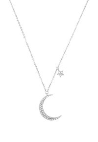 Collana d'argento con pendant a forma di luna crescente decorata con cristalli trasparenti, accompagnata da un piccolo charm a forma di stella, su una delicata catena.