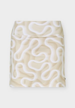 Beige skjørt med høy midje og abstrakt mønster av hvite bølgende linjer, lagt flatt på en hvit bakgrunn.