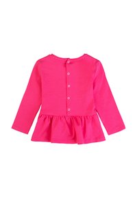 Maglietta a maniche lunghe rosa con orlo svasato, caratterizzata da una scollatura rotonda e chiusura a bottone sul retro, realizzata in morbido cotone elastico.